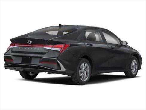 Used 2024 Hyundai Elantra SEL FWD image 2