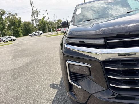 Used 2025 Chevrolet Traverse LT FWD image 11