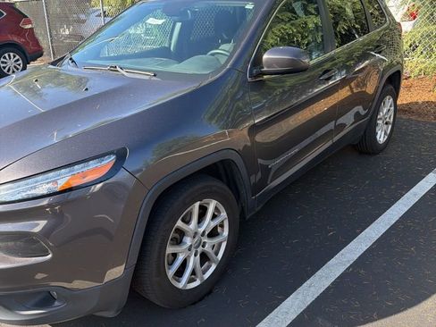 Used 2017 Jeep Cherokee Latitude image 2