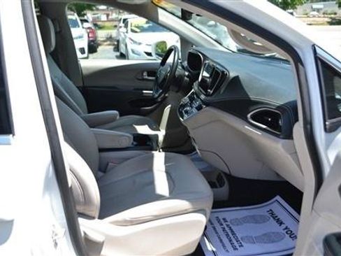 Used 2021 Chrysler Pacifica Touring-L FWD image 26