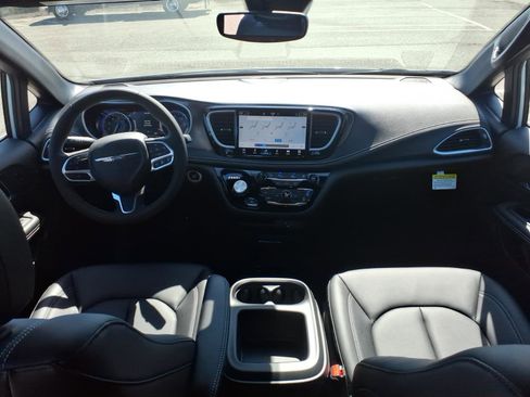 New 2026 Chrysler Pacifica Select image 9