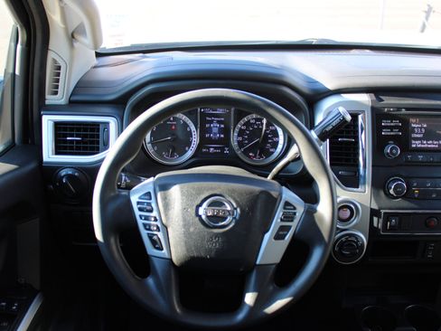 Used 2017 Nissan Titan SV image 9