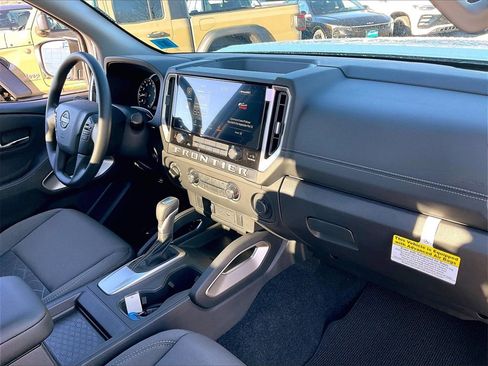 Used 2025 Nissan Frontier SV image 13