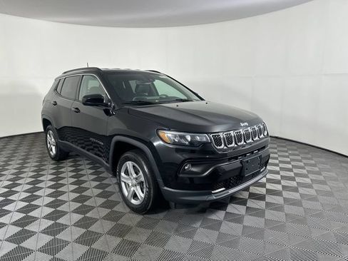 Used 2023 Jeep Compass Latitude w/ Convenience Group AWD/4WD image 1