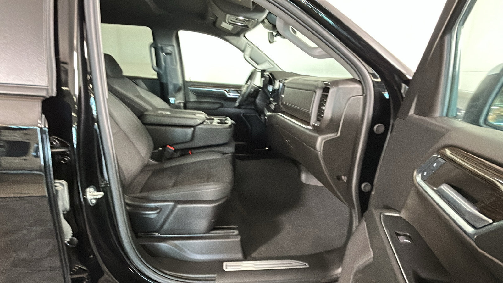 Used 2024 Chevrolet Silverado 1500 LT AWD/4WD image 36