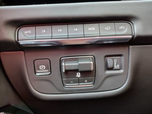 Used 2026 Cadillac Escalade Platinum Sport w/ LPO, Floor Liner Package AWD/4WD image 31