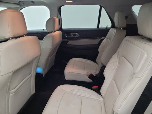 Used 2017 Ford Explorer Platinum image 18