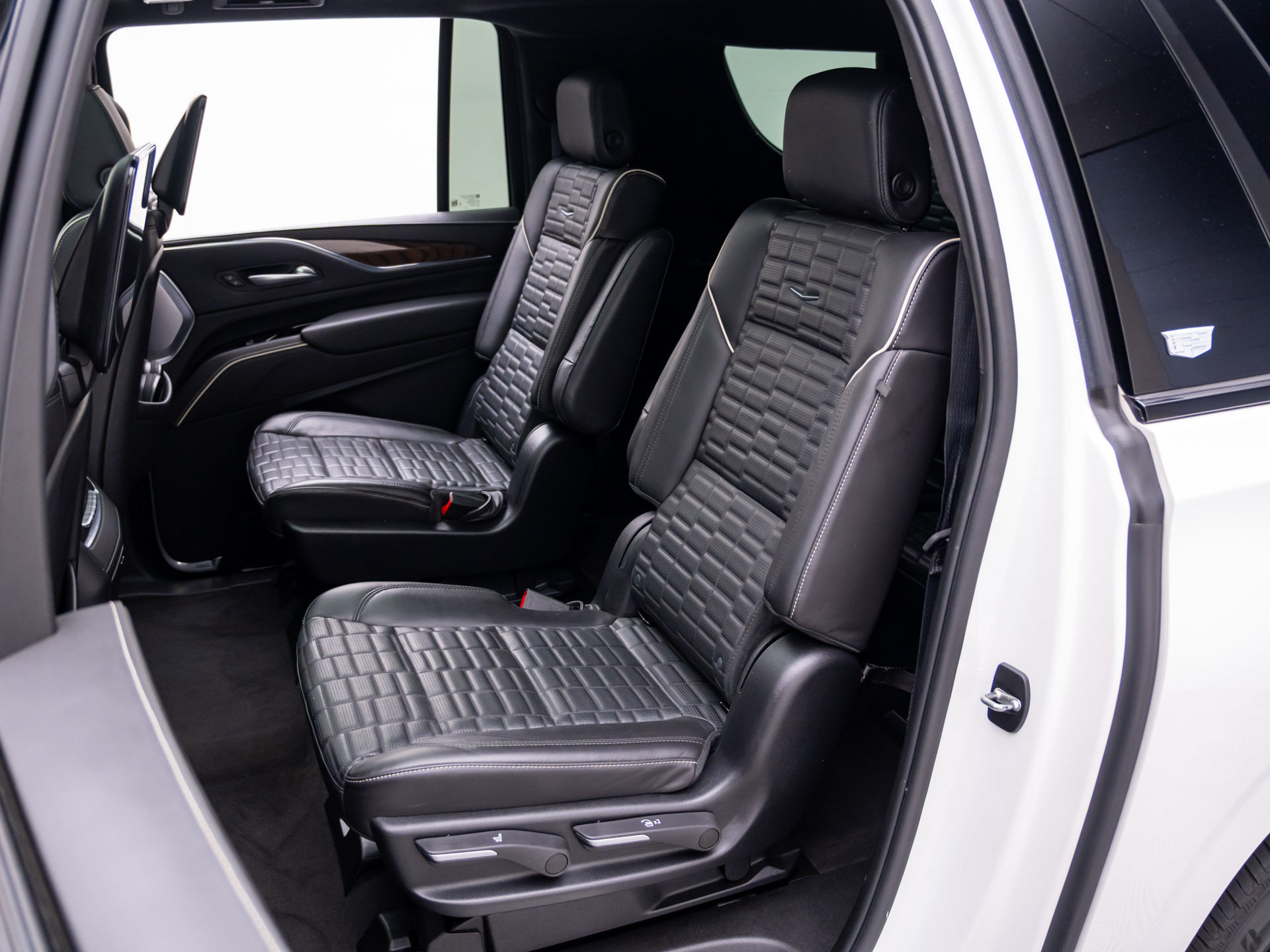 Used 2023 Cadillac Escalade ESV Sport Platinum w/ LPO, ONYX Package AWD/4WD image 19