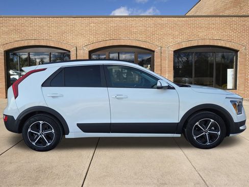 Used 2024 Kia Niro EX w/ EX Cold Weather Package image 2