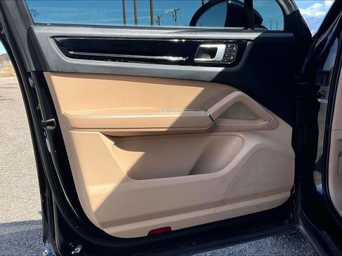 Used 2023 Porsche Cayenne image 21