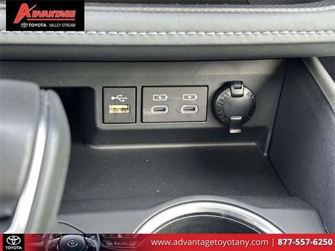 Used 2025 Toyota Highlander XLE image 35