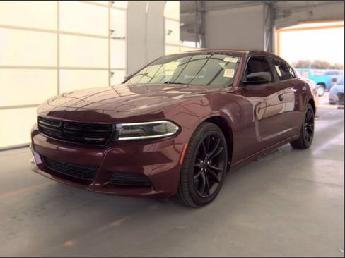 Used 2018 Dodge Charger SXT RWD image 3