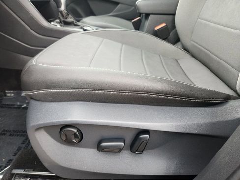 Certified 2024 Volkswagen Taos SE image 9