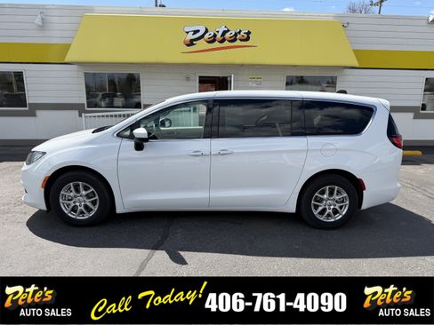 Used 2022 Chrysler Voyager LX FWD image 1