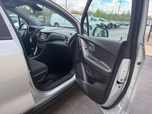 Used 2020 Chevrolet Trax LS FWD image 7
