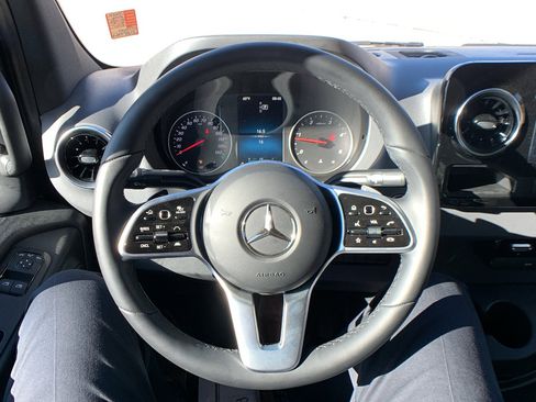 Used 2022 Mercedes-Benz Sprinter 2500 image 16