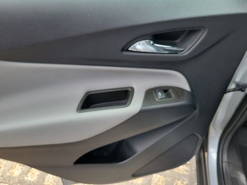 Used 2023 Chevrolet Equinox LS FWD image 9