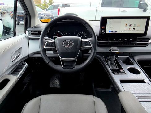 Used 2026 Toyota Sienna XLE FWD image 18