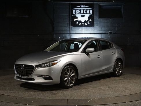Used 2018 MAZDA MAZDA3 Touring FWD image 1