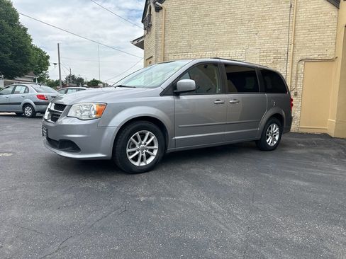 Used 2016 Dodge Grand Caravan SXT w/ Rear Park Assist Package FWD image 1