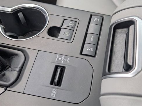 Used 2020 Toyota Highlander XLE image 28