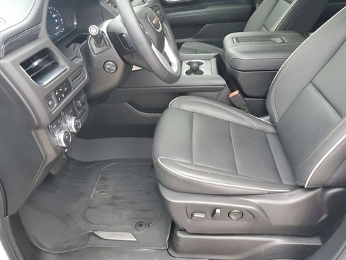 Used 2024 GMC Yukon XL SLT w/ SLT Luxury Package image 32