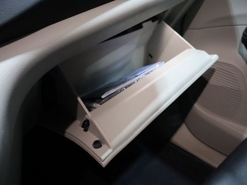 Certified 2024 Chrysler Pacifica Touring-L image 31