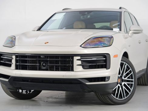 Used 2025 Porsche Cayenne E-Hybrid image 3