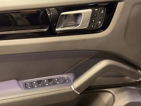 Used 2023 Porsche Cayenne Coupe image 14