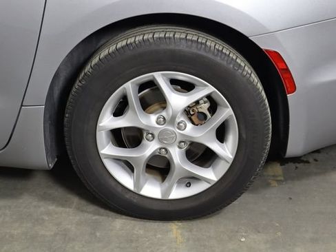 Used 2019 Chrysler Pacifica Touring-L Plus w/ Advanced Safetytec Group FWD image 44