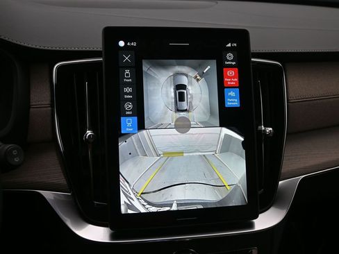 New 2026 Volvo XC90 B6 Plus w/ Protection Package AWD/4WD image 13