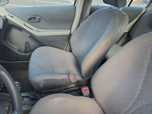 Used 2010 Toyota Yaris 4-Door Hatchback image 17