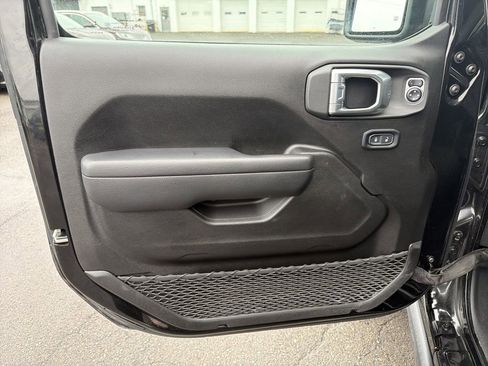 Used 2024 Jeep Wrangler Unlimited image 11