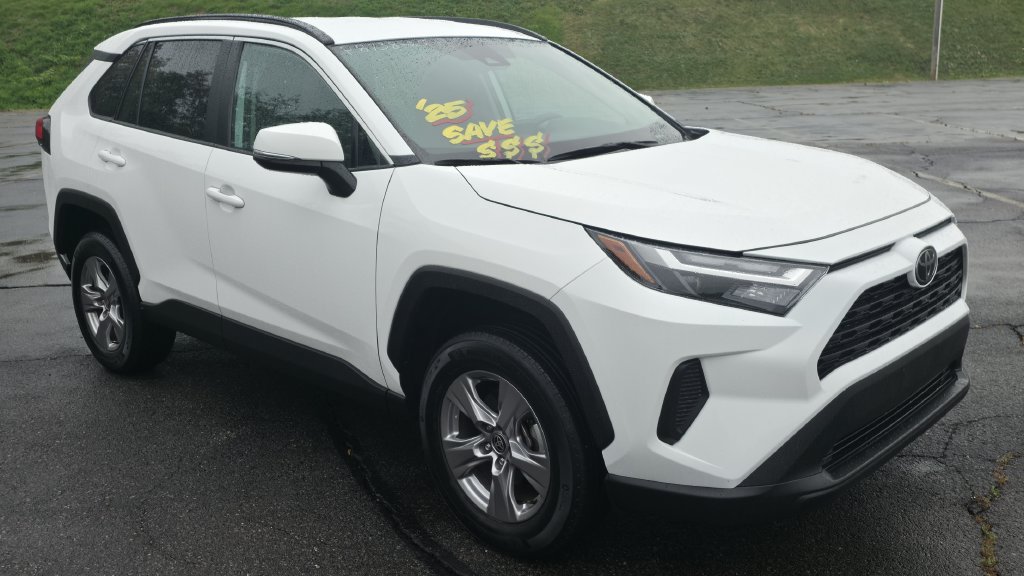 Used 2025 Toyota RAV4 XLE AWD/4WD image 2