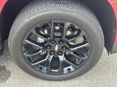 Used 2025 Chevrolet Suburban LT w/ Comfort Package RWD image 8