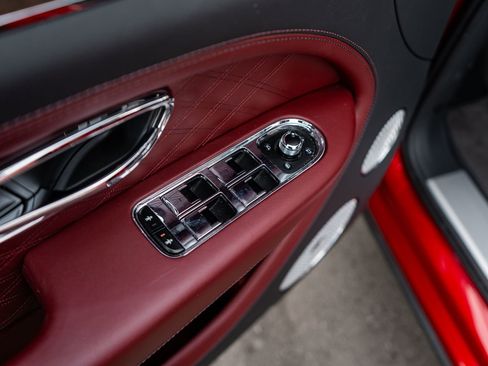 Used 2024 Bentley Bentayga Extended Wheelbase image 24