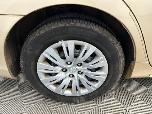 Used 2012 Toyota Camry LE FWD image 14