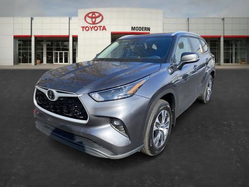 Certified 2025 Toyota Highlander XLE image 1