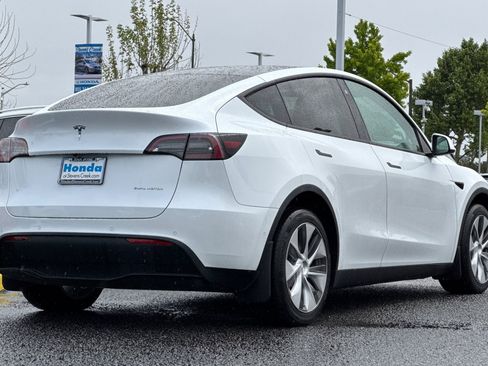 Used 2022 Tesla Model Y Long Range image 8
