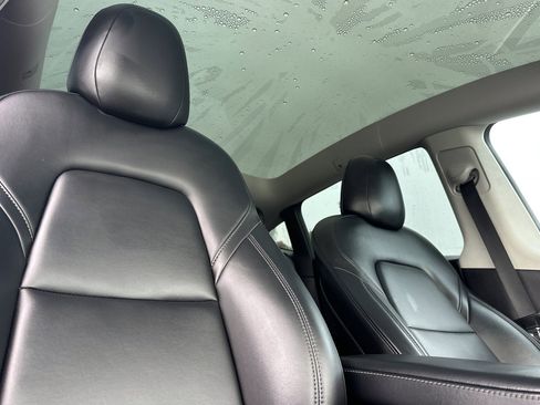 Used 2022 Tesla Model Y Long Range image 16