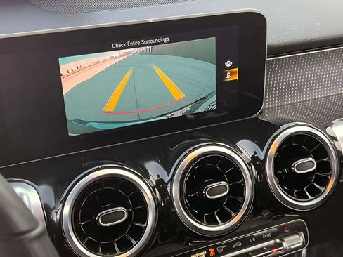 Used 2021 Mercedes-Benz GLB 250 4MATIC w/ Premium Package image 21