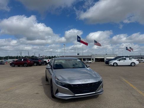 Used 2021 Hyundai Elantra SEL w/ Convenience Package FWD image 4