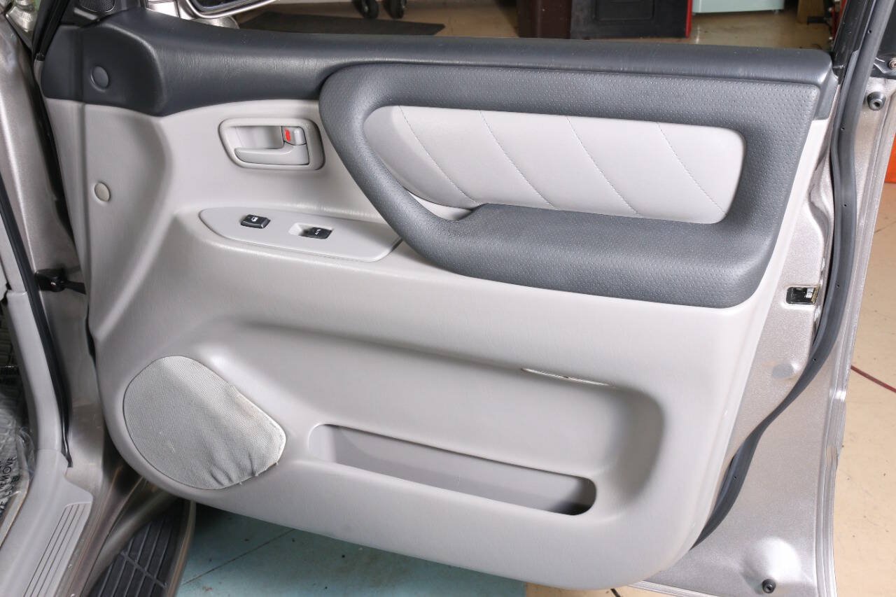 Used 2004 Toyota Land Cruiser AWD/4WD image 46