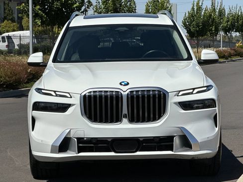 Used 2025 BMW X7 xDrive40i w/ Premium Package AWD/4WD image 8