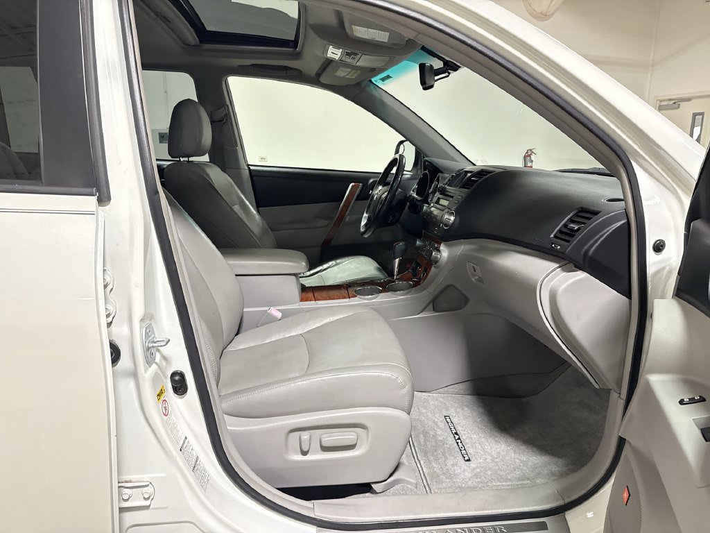 Used 2010 Toyota Highlander Limited AWD/4WD image 22