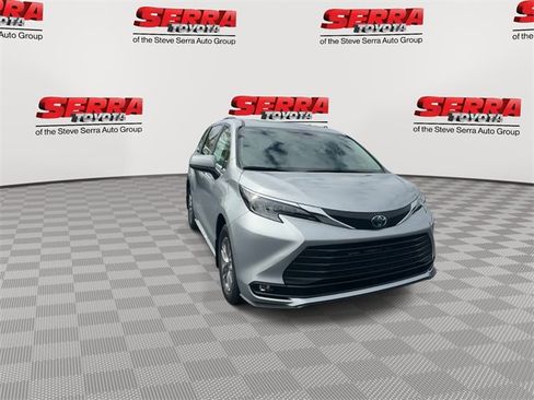 Used 2025 Toyota Sienna XLE image 5