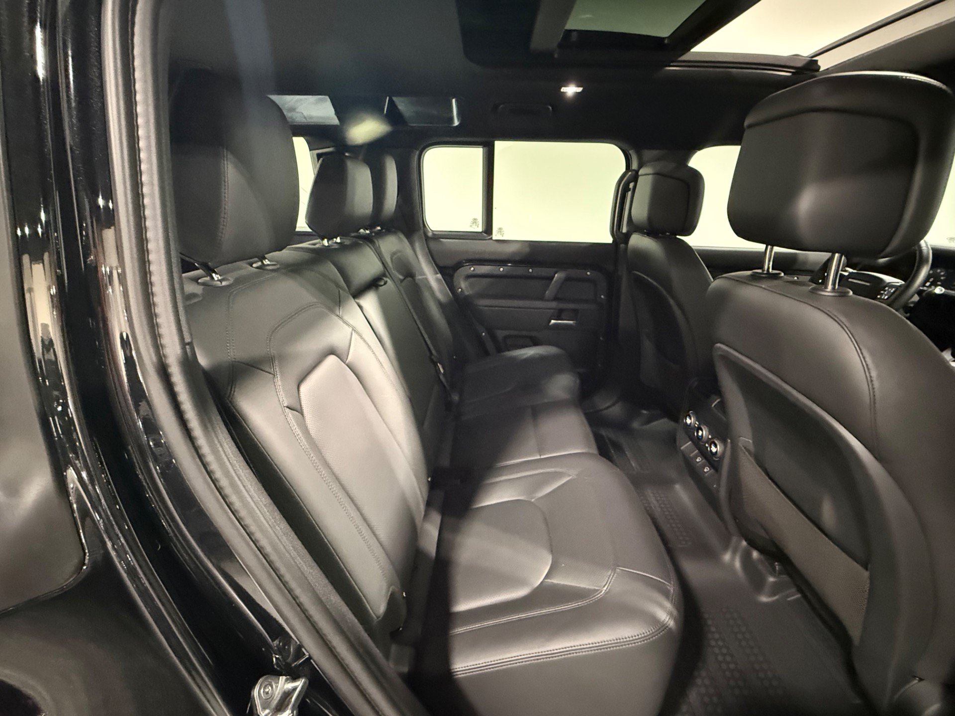 Used 2025 Land Rover Defender 110 X-Dynamic SE AWD/4WD image 58