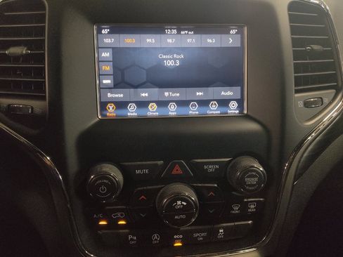 Used 2019 Jeep Grand Cherokee Laredo AWD/4WD image 25