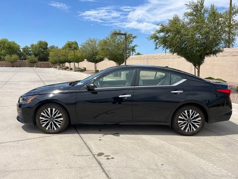 Used 2025 Nissan Altima 2.5 SV FWD image 11