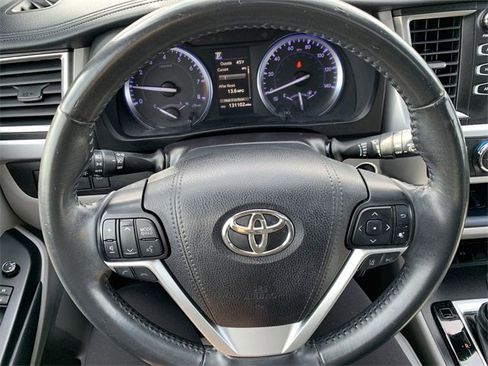 Used 2019 Toyota Highlander XLE image 19